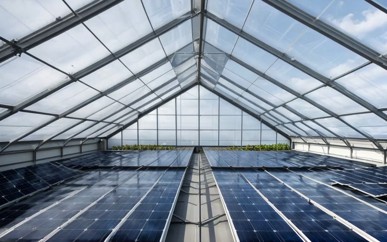 Greenhouse roof covered with solar glass